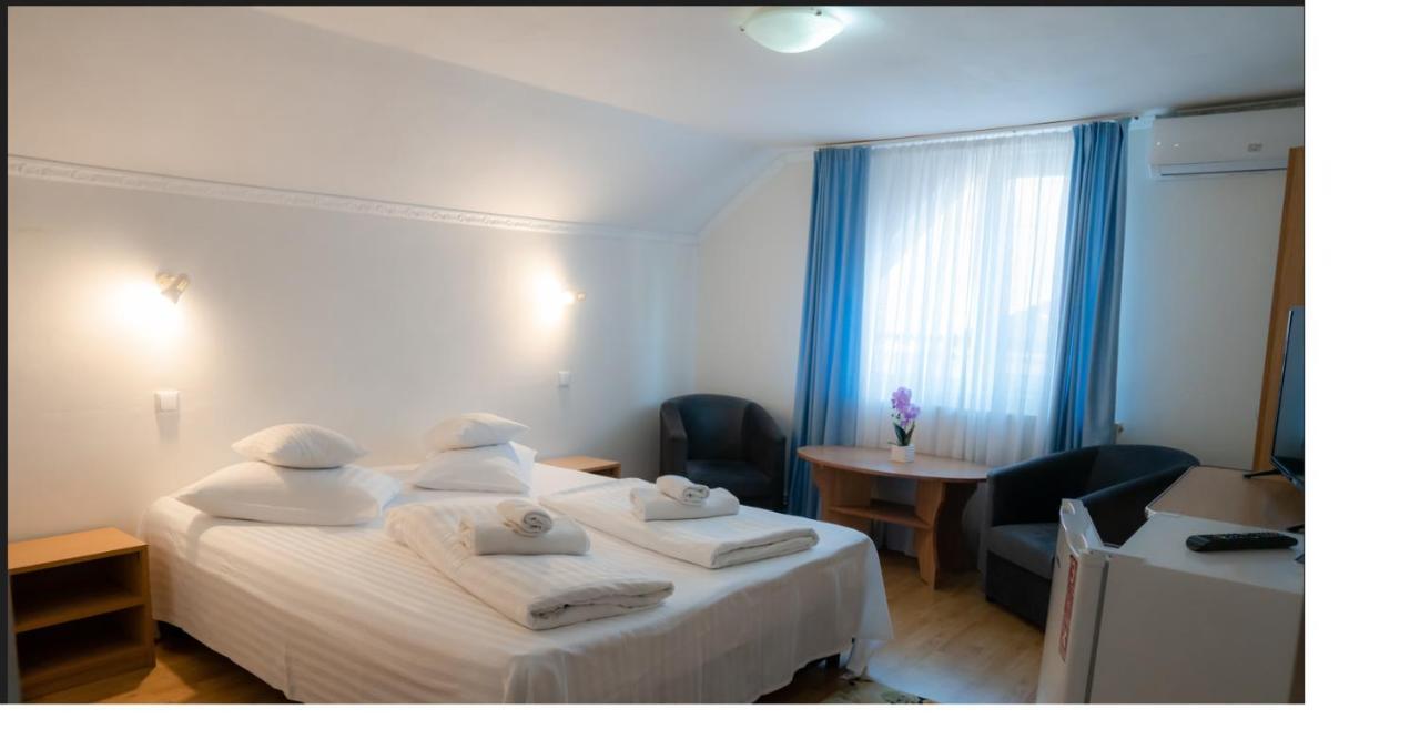 Denisa & Rares Hotel Tasnád Kültér fotó